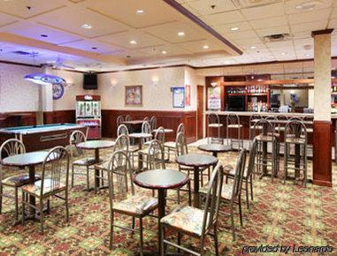 Отель Ramada Moline East Moline Ресторан фото